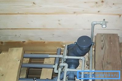 Impianto idraulico e fognature in una casa di legno Impianto idraulico e fognature in una casa di legno