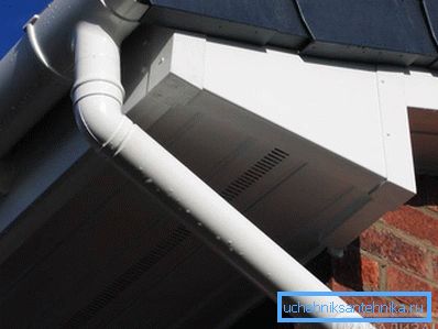 2797 Lo scarico di plastica potrebbe essere danneggiato