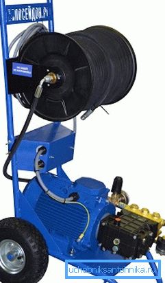 Apparecchio a getto d'acqua di dimensioni compatte. Apparecchio a getto d'acqua di dimensioni compatte.