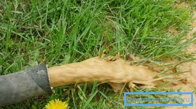 L'acqua con argilla e sabbia viene drenata L'acqua con argilla e sabbia viene drenata