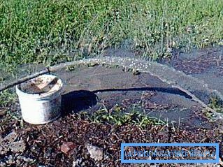 L'acqua viene scaricata il più lontano possibile dalla struttura. L'acqua viene scaricata il più lontano possibile dalla struttura.
