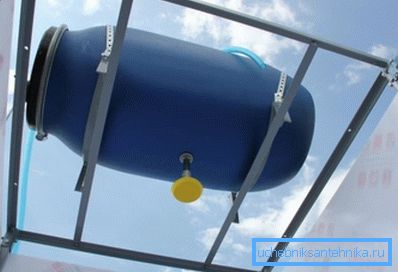 Serbatoio dell'acqua fatto di barili di plastica.