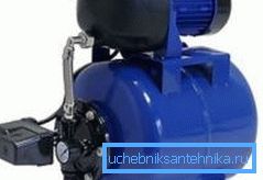 Pompa dell'acqua con accumulatore idraulico, progettata per pozzi di questo tipo Pompa dell'acqua con accumulatore idraulico, progettata per pozzi di questo tipo