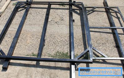 Porte da un tubo profilato fai da te durante il processo di produzione Porte da un tubo profilato fai da te durante il processo di produzione