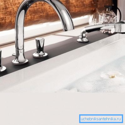 È così che un miscelatore a due valvole viene installato sul bordo di un bagno con una doccia. È così che un miscelatore a due valvole viene installato sul bordo di un bagno con una doccia.