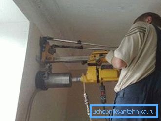 Con questa attrezzatura i costruttori realizzano attraverso i canali nelle pareti per lo scambio d'aria diretto.