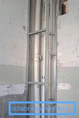 Qui abbiamo bisogno di fare una tale struttura. Prestare attenzione al profilo trasversale che fornisce resistenza: più spesso viene installato, più forte sarà la costruzione Qui abbiamo bisogno di fare una tale struttura. Prestare attenzione al profilo trasversale che fornisce resistenza: più spesso viene installato, più forte sarà la costruzione
