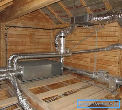 I condotti d'aria nella casa costruita possono essere equipaggiati in soffitta I condotti d'aria nella casa costruita possono essere equipaggiati in soffitta