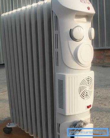 Il radiatore aria-olio consente di distribuire rapidamente il calore nella stanza Il radiatore aria-olio consente di distribuire rapidamente il calore nella stanza