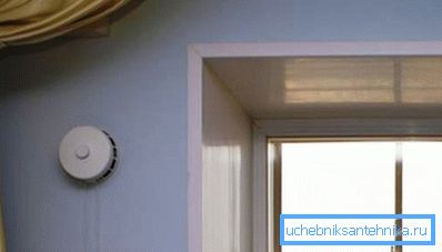 Vicino alle tende il ventilatore è quasi invisibile. Vicino alle tende il ventilatore è quasi invisibile.