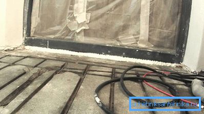 Inserimento di un cavo di un pavimento caldo in un accoppiatore Inserimento di un cavo di un pavimento caldo in un accoppiatore