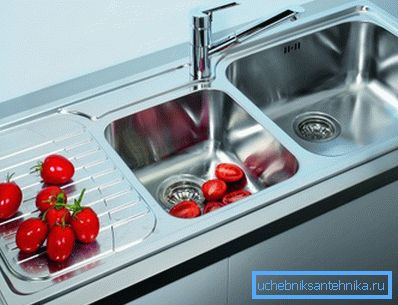 Lavello da infilare nella cucina in acciaio inox con due ciotole e un'ala Lavello da infilare nella cucina in acciaio inox con due ciotole e un'ala