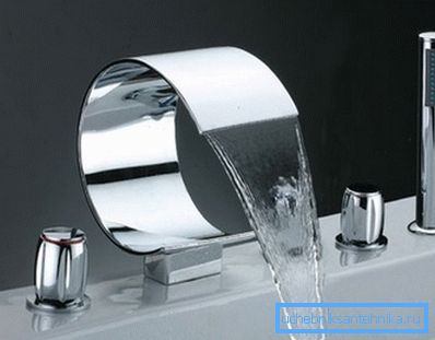 I rubinetti per vasca da bagno possono avere un insolito design ultramoderno. I rubinetti per vasca da bagno possono avere un insolito design ultramoderno.