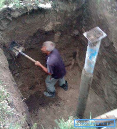 Scaviamo un fossato per un cassone. Scaviamo un fossato per un cassone.