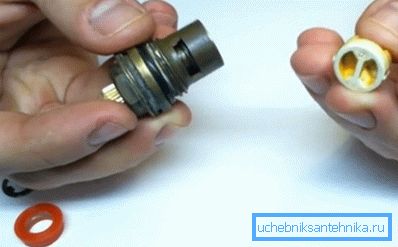Tiriamo fuori una coppia di ceramica con una canna Tiriamo fuori una coppia di ceramica con una canna