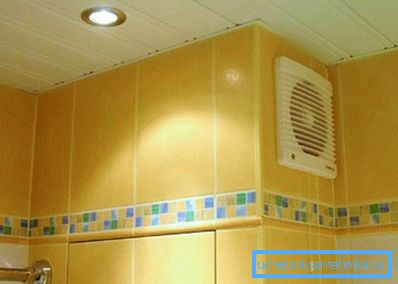 Cappuccio nel bagno, dotato di un ventilatore Cappuccio nel bagno, dotato di un ventilatore
