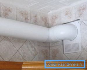 Condotto di scarico da un tubo di plastica rotondo Condotto di scarico da un tubo di plastica rotondo