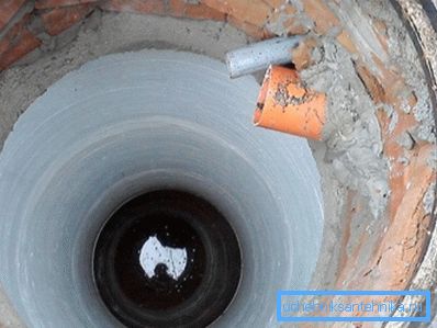 Uscita dei tubi nel pozzetto interno Uscita dei tubi nel pozzetto interno