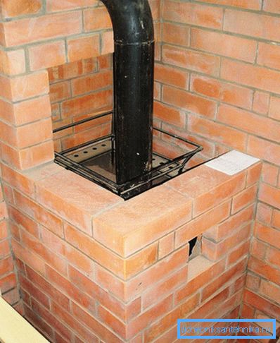 Uscita in un tubo di mattoni per un forno di metallo Uscita in un tubo di mattoni per un forno di metallo