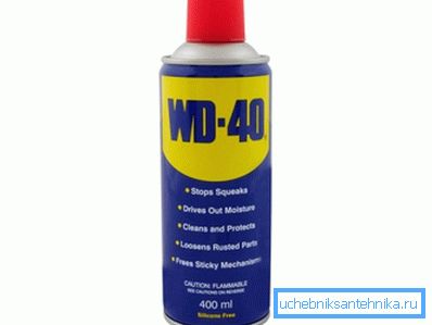 WD-40 aiuta a liberarsi della colla sulla superficie del water WD-40 aiuta a liberarsi della colla sulla superficie del water