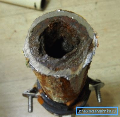 Nel corso degli anni, l'uso della placca può ridurre il diametro del tubo di due o tre volte, o addirittura bloccare completamente il flusso Nel corso degli anni, l'uso della placca può ridurre il diametro del tubo di due o tre volte, o addirittura bloccare completamente il flusso