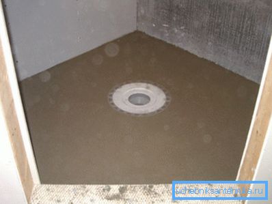 Pavimento in cemento con un lavandino al centro. Dall'alto puoi posare i pavimenti in legno. Pavimento in cemento con un lavandino al centro. Dall'alto puoi posare i pavimenti in legno.