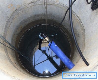 Prendiamo l'acqua nel sistema steso dalla casa attraverso il tubo di scarico. Prendiamo l'acqua nel sistema steso dalla casa attraverso il tubo di scarico.