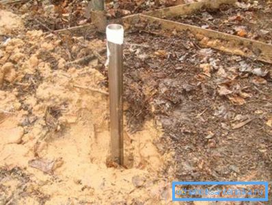 Martelliamo nel terreno il primo pezzo di tubo con un ago. Martelliamo nel terreno il primo pezzo di tubo con un ago.