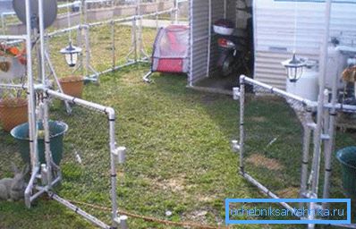 Recinzione e casa, assemblati sulla base di tubi di plastica per l'acqua, seguiti dalla loro colorazione