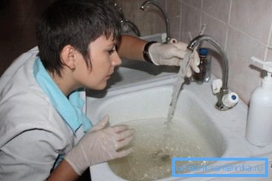 L'assunzione di acqua dovrebbe essere effettuata con guanti medicali. L'assunzione di acqua dovrebbe essere effettuata con guanti medicali.