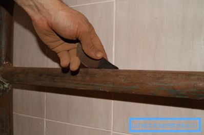Levigare la superficie con carta vetrata Levigare la superficie con carta vetrata