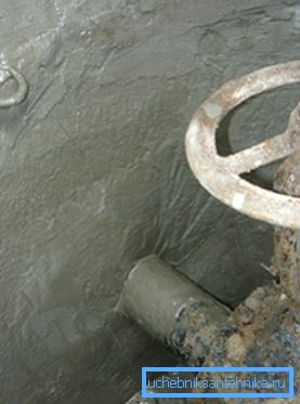 Valvola a saracinesca sulla conduttura dell'acqua. Valvola a saracinesca sulla conduttura dell'acqua.
