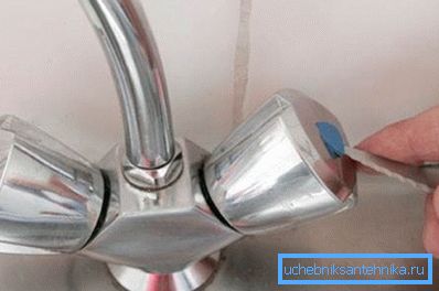 Il cappuccio può essere raccolto con un cacciavite o un coltello. Il cappuccio può essere raccolto con un cacciavite o un coltello.