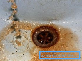 L'acqua contaminata dal ferro, come si vede nella foto, è dipinta di color ruggine. L'acqua contaminata dal ferro, come si vede nella foto, è dipinta di color ruggine.