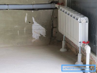Posa di tubi isolati in pareti in gesso e massetto Posa di tubi isolati in pareti in gesso e massetto