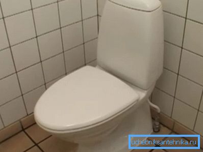 Il coperchio chiuso non consente ai batteri di disperdersi nella toilette Il coperchio chiuso non consente ai batteri di disperdersi nella toilette
