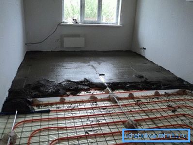 Riempimento di un pavimento isolato dal calore con cemento Riempimento di un pavimento isolato dal calore con cemento