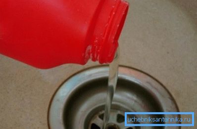 Versare il liquido nel foro di scarico Versare il liquido nel foro di scarico