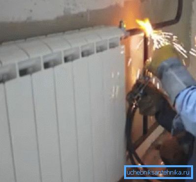 Sostituzione di un radiatore di riscaldamento con una saldatrice Sostituzione di un radiatore di riscaldamento con una saldatrice