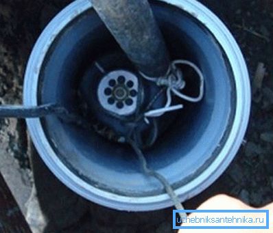 Un cavo intrappolato tra la pompa e il muro causa spesso problemi quando si solleva la pompa. Bene, se succede all'interno della linea di vista sostituzione della pompa del pozzo