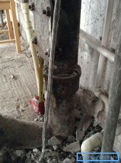Sostituire i riser nell'appartamento non ti farà risparmiare perdite nel soffitto. Sostituire i riser nell'appartamento non ti farà risparmiare perdite nel soffitto.