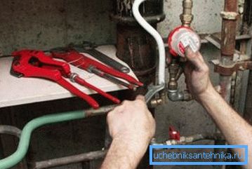 Sostituzione delle tubazioni e installazione dei contatori dell'acqua con le proprie mani Sostituzione delle tubazioni e installazione dei contatori dell'acqua con le proprie mani