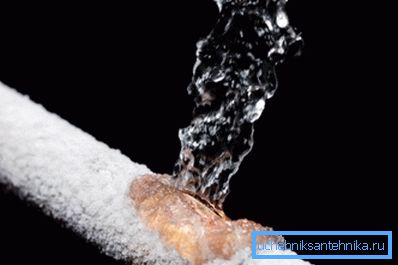 L'acqua gelata rompe facilmente i tubi. L'acqua gelata rompe facilmente i tubi.