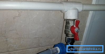 Valvole di intercettazione sul tubo che fornisce acqua alla lavatrice Valvole di intercettazione sul tubo che fornisce acqua alla lavatrice