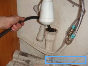 Esegui il cavo nella fogna Esegui il cavo nella fogna