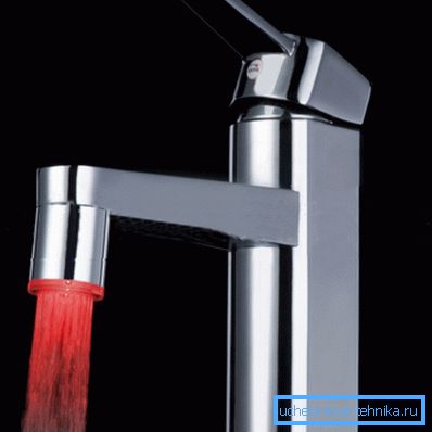 Per far brillare un flusso di acqua al buio, puoi utilizzare i LED integrati
