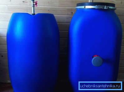 Botte di plastica di fabbrica da 100 litri con un rubinetto sul lato - un'ottima soluzione per una doccia fatta in casa Botte di plastica di fabbrica da 100 litri con un rubinetto sul lato - un'ottima soluzione per una doccia fatta in casa