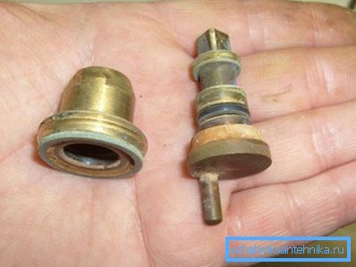 Qui puoi vedere chiaramente il sigillo dell'anello. Qui puoi vedere chiaramente il sigillo dell'anello.