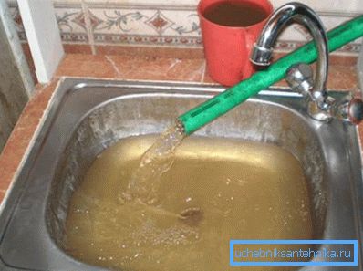 L'acqua ferrosa nel pozzo richiede pulizia prima dell'uso. L'acqua ferrosa nel pozzo richiede pulizia prima dell'uso.