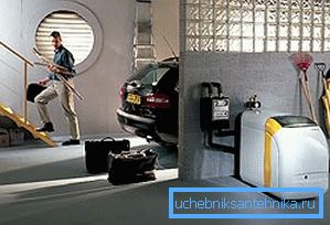 Caldaia ad olio combustibile - parte di un sistema di riscaldamento completamente autonomo Caldaia ad olio combustibile - parte di un sistema di riscaldamento completamente autonomo